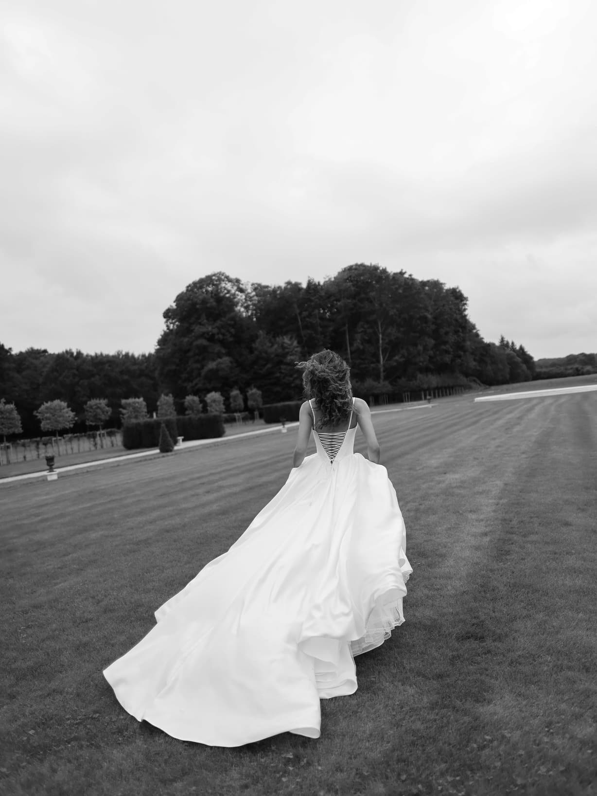 Bosphor - Wona wedding dress by Wona Concept Graceful gown with modest straps and a plunging neckline view 2