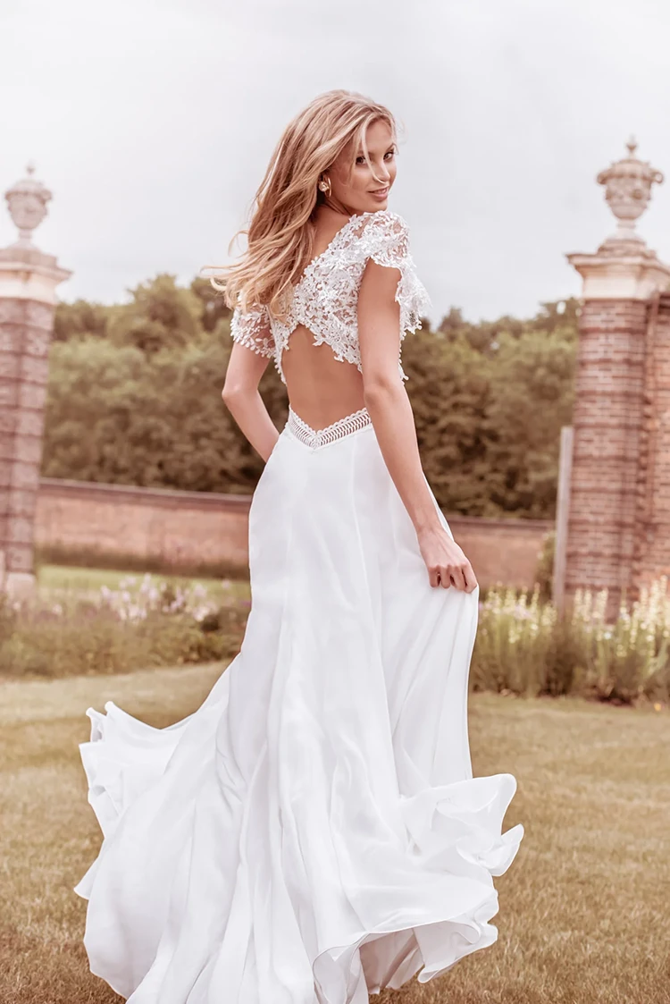Aurora lace hot sale wedding dress